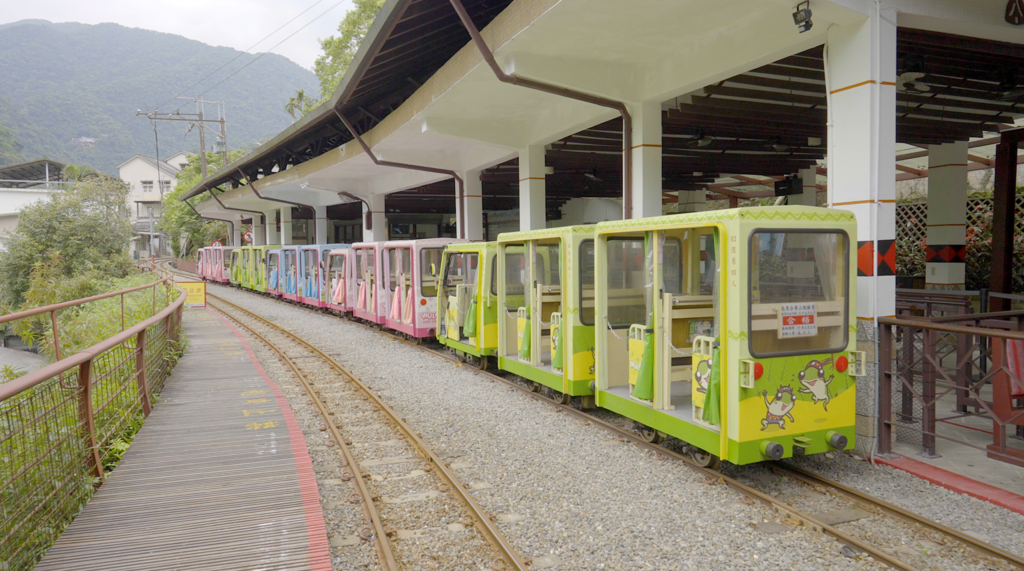圖5-搭乘全台唯一的復古烏來台車，在春日新綠的鐵道間緩緩穿梭，是烏來能蟬聯旅遊推薦獎項最受歡迎的親子亮點。S