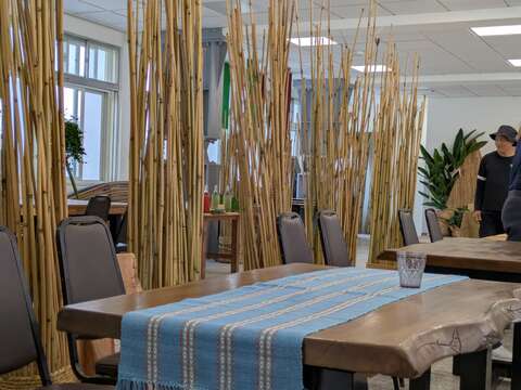 餐廳裝潢運用自然與傳統元素，呈現文化與料理交會的平台