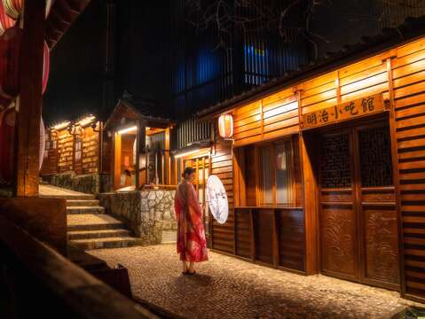 圖5-身穿優雅浴袍，漫步在古樸的木造湯屋前，彷彿置身於世外桃源，享受專屬於夜晚的療癒與浪漫(參山管理處提供)