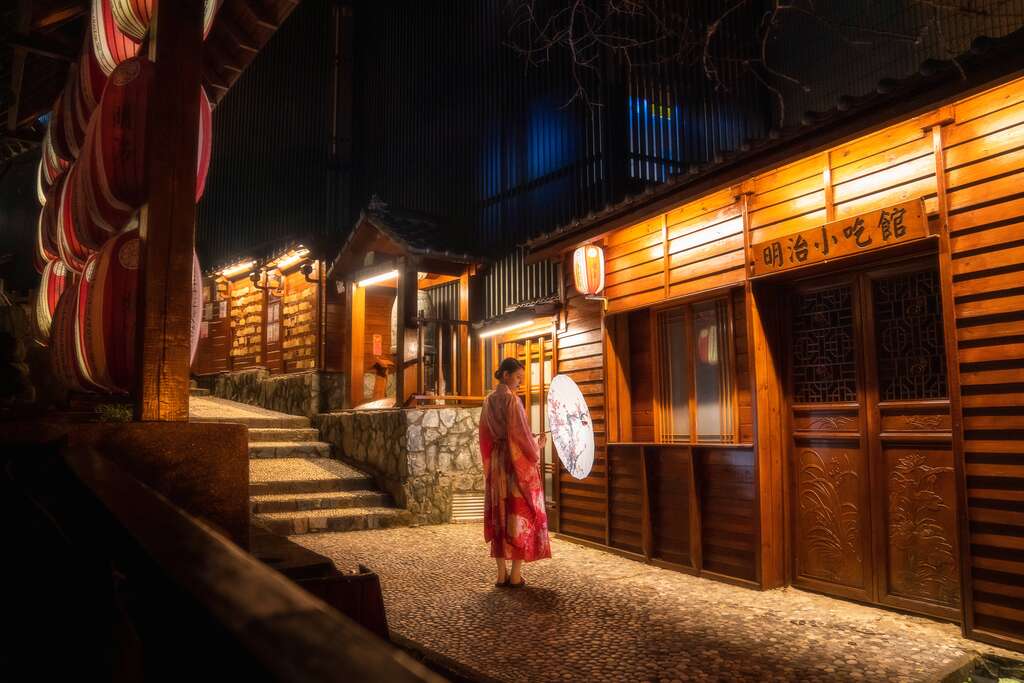 圖5-身穿優雅浴袍，漫步在古樸的木造湯屋前，彷彿置身於世外桃源，享受專屬於夜晚的療癒與浪漫(參山管理處提供)