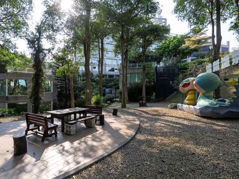 圖4-在進入溫泉區前，先在大肚山脈的綠意步道間輕量健行，呼吸春季甦醒的自然芬多精。(參山管理處提供)