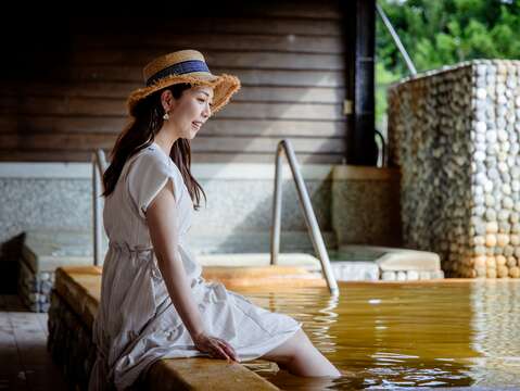 圖2-「黃金溫泉」歷史悠久的療癒名湯，因富含鐵質與多種礦物質，泉水呈現瑰麗的金黃色。（花蓮縣政府提供）