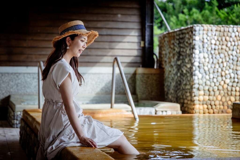 圖2-「黃金溫泉」歷史悠久的療癒名湯，因富含鐵質與多種礦物質，泉水呈現瑰麗的金黃色。（花蓮縣政府提供）