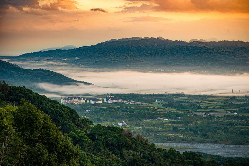 圖3-漫步在瑞穗開闊的縱谷平原，遠眺中央山脈及海岸山脈的壯闊。（花東縱谷管理處提供）