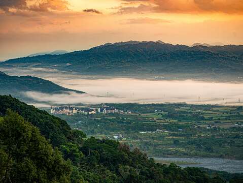 圖3-漫步在瑞穗開闊的縱谷平原，遠眺中央山脈及海岸山脈的壯闊。（花東縱谷管理處提供）