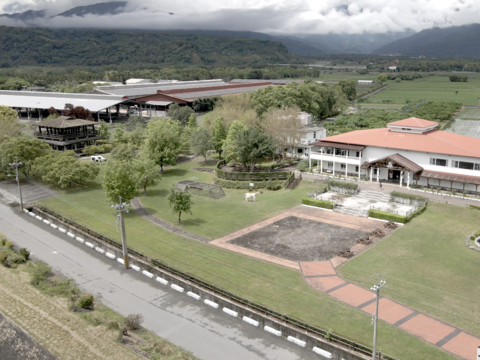 圖5-悠閒的牧場風光，品嚐產地直送的瑞穗鮮奶與國際聞名的蜜香紅茶，在味覺與視覺上都獲得最高品質的享受。