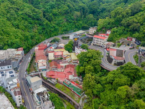圖5-搭乘台灣好行觀光巴士，輕鬆穿梭在關子嶺各個景點與飯店，完善的交通接駁，落實了「四季泡湯」的友善精神。(圖片來源：臺南旅遊網）