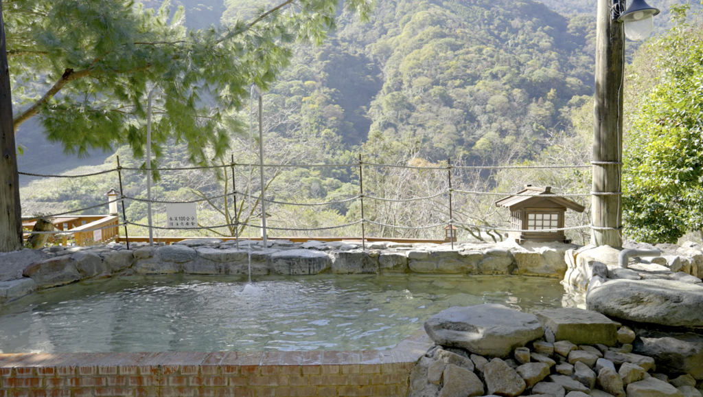 圖1-南投東埔溫泉以頂級的純淨碳酸氫鈉泉與高海拔壯闊景致，為湯客提供物超所值的國際級山林泡湯體驗。