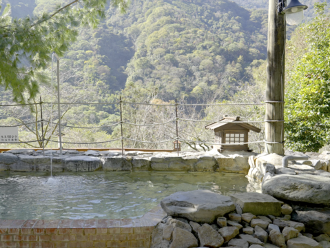 圖1-南投東埔溫泉以頂級的純淨碳酸氫鈉泉與高海拔壯闊景致，為湯客提供物超所值的國際級山林泡湯體驗。