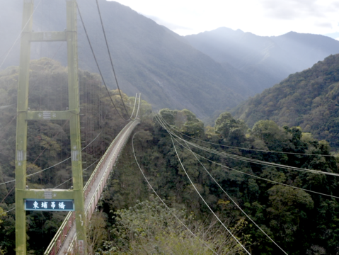 圖2-漫步在壯觀的東埔吊橋，將陳有蘭溪谷與溫泉聚落盡收眼底。