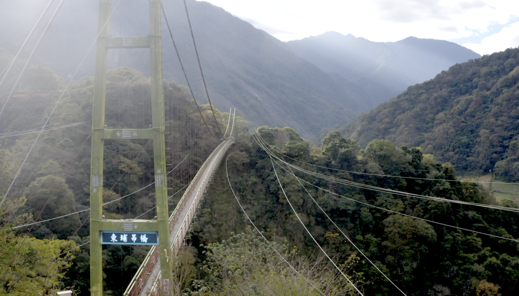 圖2-漫步在壯觀的東埔吊橋，將陳有蘭溪谷與溫泉聚落盡收眼底。