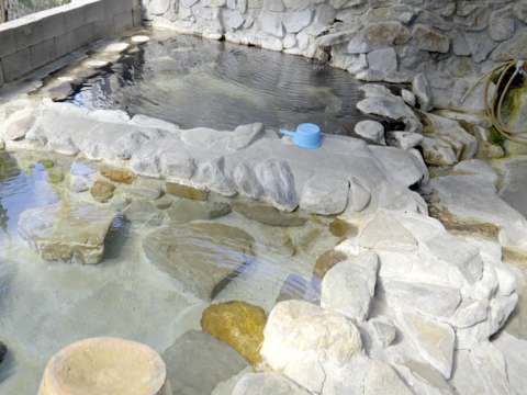 圖6-東埔引以為傲的透明泉質，無色無味且溫潤保濕，浸泡一池「高 CP 值」的頂級暖湯，找回屬於自己的生活平衡感。