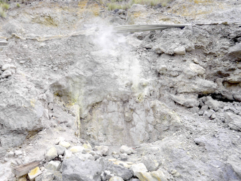 圖2-望向行義路旁的磺溪谷地，終年瀰漫的白色煙霧正是大屯火山群最旺盛的生命力。