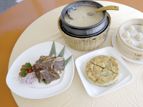 圖4-泡完暖湯後在山城餐廳享用美食，這份結合視覺與味覺的「雙重療癒」。