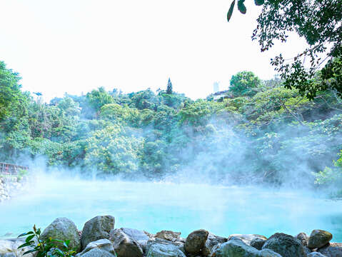 圖2-走訪榮獲美景銀獎肯定的「地熱谷」，近距離觀賞終年硫霧繚繞、如夢似幻的青磺泉源頭。（圖片來源：台北市政府）
