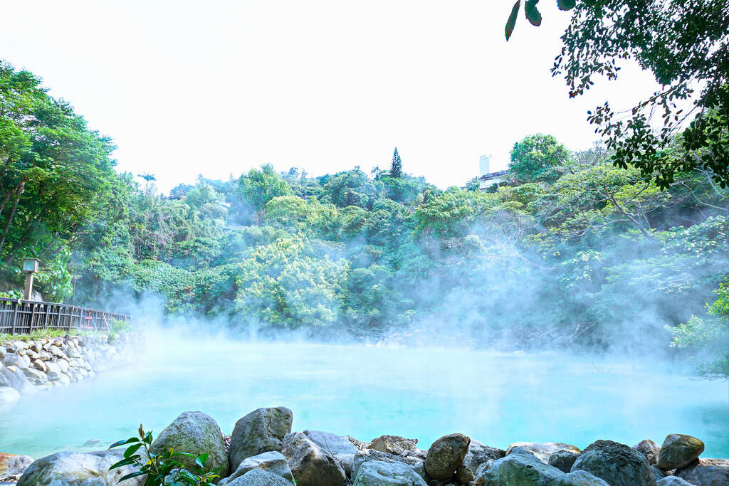 圖2-走訪榮獲美景銀獎肯定的「地熱谷」，近距離觀賞終年硫霧繚繞、如夢似幻的青磺泉源頭。（圖片來源：台北市政府）
