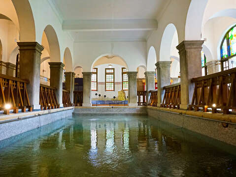 圖3-駐足於日治時期風格的北投溫泉博物館，古樸的羅馬式浴池建築與紅磚牆，讓這場「高 CP 值」的旅程充滿了濃厚的人文藝術氣息。（台北市政府提供）