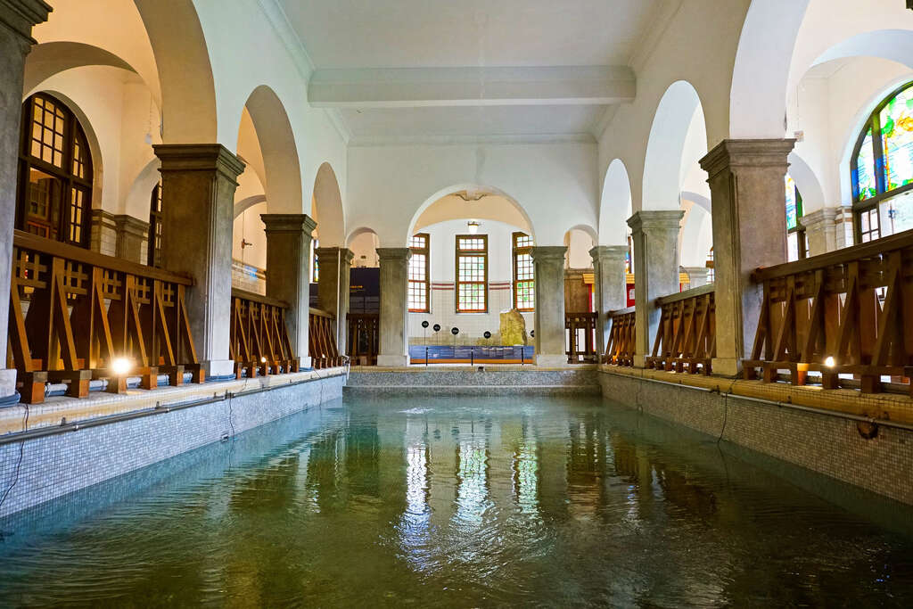 圖3-駐足於日治時期風格的北投溫泉博物館，古樸的羅馬式浴池建築與紅磚牆，讓這場「高 CP 值」的旅程充滿了濃厚的人文藝術氣息。（台北市政府提供）