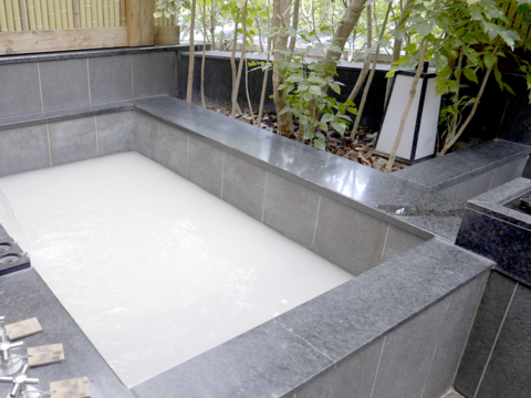 圖4-滋潤身心的溫暖療癒，乳白色的白磺泉水，感受被譽為「牛奶湯」的溫潤質地。