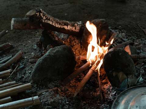 三石灶，連結旅人與布農文化，有火，才有生活，也承載著相聚的記憶。 此張照片來源為【阿改玩生活】