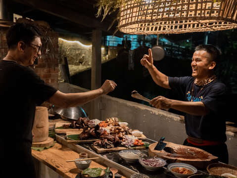 不單只是料理食物，嗡嗡私廚更透過料理，來讓人們再次感受土地的餽贈與溫度。