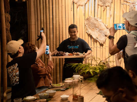 坐下來，就是家人。嗡嗡私廚以真誠的心，款待每一位旅人。