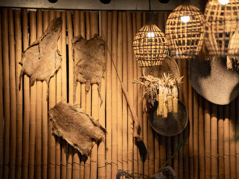 取材部落飲食與生活元素，設計輔助圖形，訴說布農文化故事。