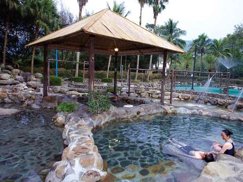 圖2-清澈溫潤的微弱鹼性碳酸泉，這口源自合歡山脈的「合歡聖泉」，以最純淨的水質撫慰每位旅人的疲憊。（參山管理處提供）