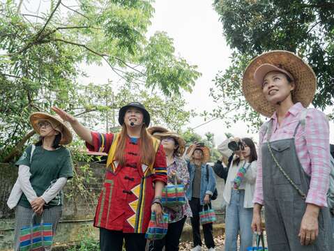 FUNSIS品牌負責人苡莉．哈尼帶領遊客走入森林開啟五色植引餐桌遊程五色植引餐桌