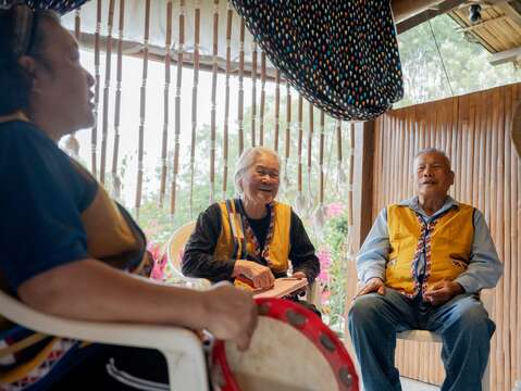 五色植引餐桌的文化特色料理搭配部落長者歌謠傳唱形塑完整五感體驗