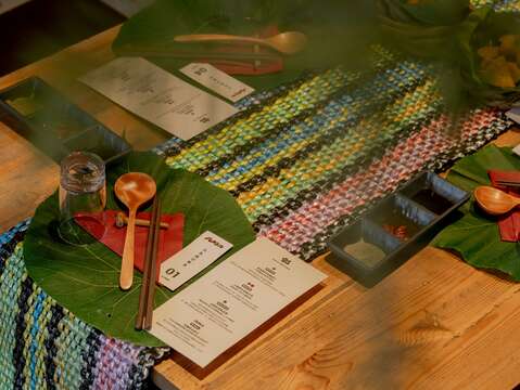 五色植引餐桌將撒奇萊雅族「五色使者」開發出對應不同文化內涵的精緻料理