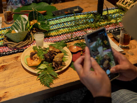 五色植引餐桌連結傳說與文化特色，發想特色料理