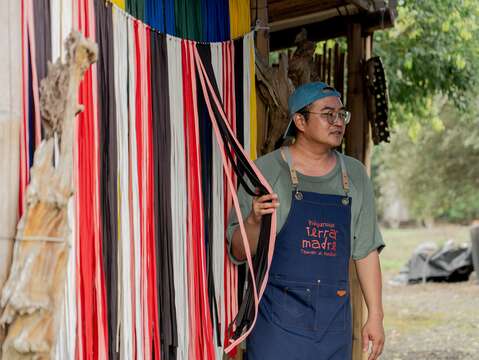 青年透過裝飾物介紹撒奇萊雅傳統布織文化內容
