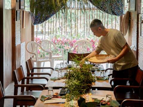 縱管處引介專業顧問輔導部落青年團隊提升市場競爭力，圖為生態主廚張文騰