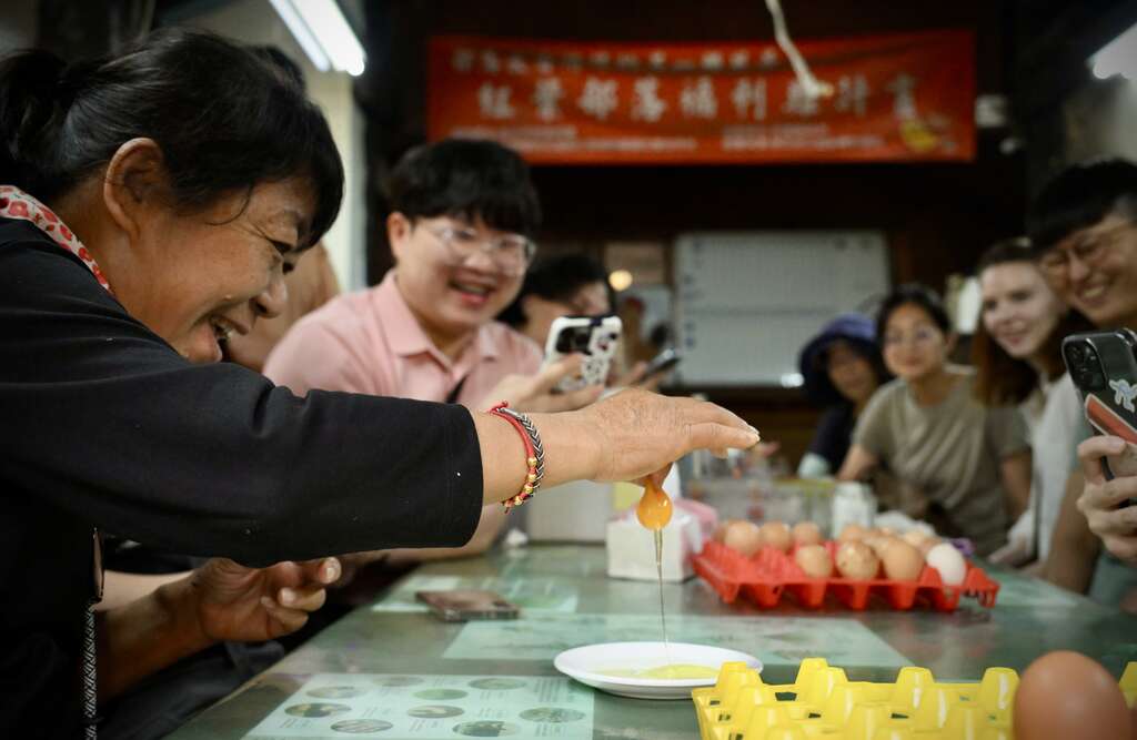 打開的雞蛋蛋黃飽滿，彈性極佳。