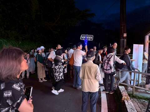 06_搭乘「台灣好行—賞螢專車」民眾