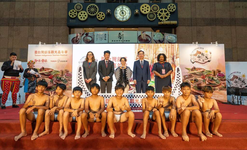 Vice President and attending distinguished guests in a group photo