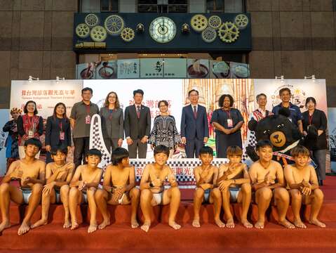 蕭美琴副總統及與會貴賓及小飛魚文化展演隊合照