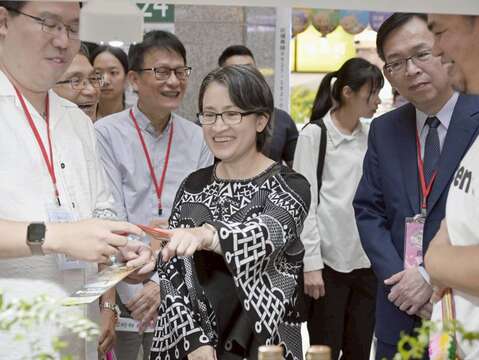 蕭美琴副總統與參展單位互動