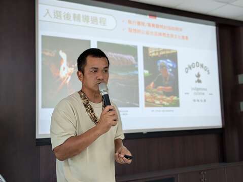 說明會現場邀請到過去成功輔導夥伴分享實戰經驗，圖為嗡嗡私廚分享品牌設計過程
