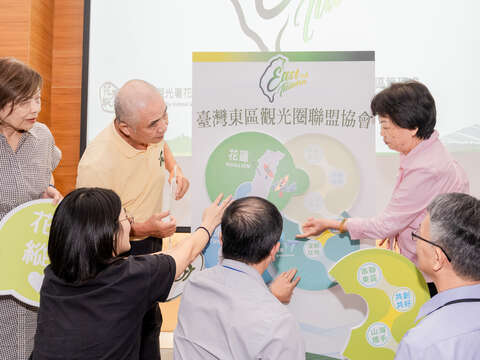 04_完成象徵花東合一的拼圖