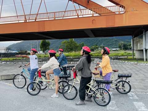旅人騎乘電輔車穿梭花東縱谷，體驗結合山林走讀的深度遊程