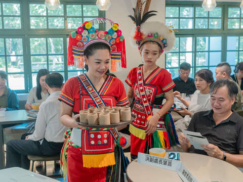 3-交流會特別打造「五感體驗」，由部落族人身穿傳統服飾親自遞上部落特色茶點。