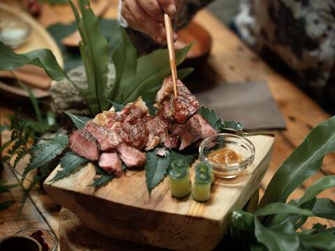 支亞干部落｜晚宴獻上經典刺蔥燻肉，傳遞部落深厚的分食與互助文化