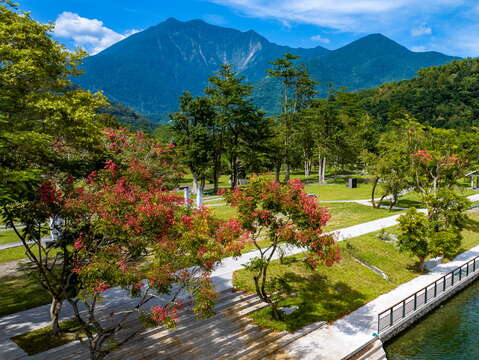 縱管處持續優化鯉魚潭旅遊環境，圖為鯉魚潭潭北步道