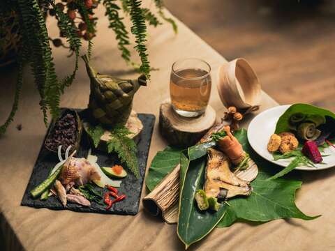 「縱谷原遊會－部落食樂園」以花東在地食材與部落飲食文化入菜，將山野風味端上餐桌，邀請旅人透過味蕾認識縱谷風土