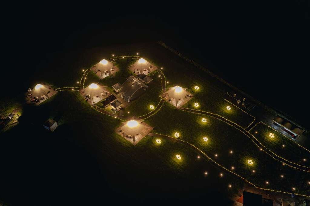 「縱谷原遊會－部落食樂園」點亮縱谷夜色，打造田野共食場域，讓旅人在稻田與山景環抱下，品味部落料理與縱谷風土
