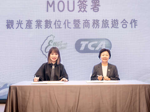 李數奼理事長與台北市電腦公會高莉雅經理簽署MOU