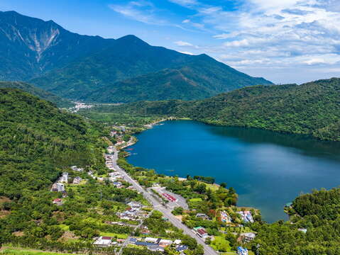 04_俯瞰花東縱谷知名景點鯉魚潭，清澈湛藍的湖水與青山交織出壯麗的自然景觀。