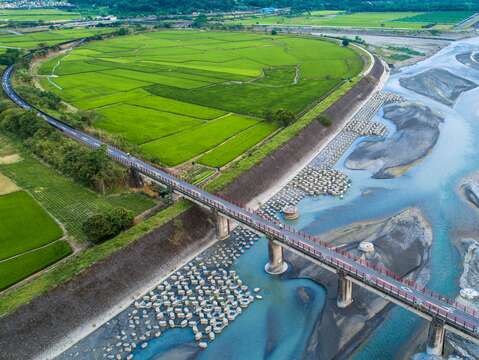 06_花東縱谷玉富自行車道跨越秀姑巒溪空拍景觀